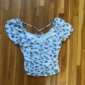 cute floral top perfect for a casual summer outing!